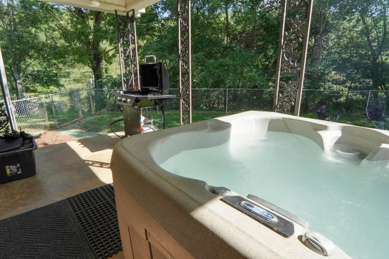 Trail-Ready Retreat Near Waterfalls W/ Hot Tub Brevard Exterior foto